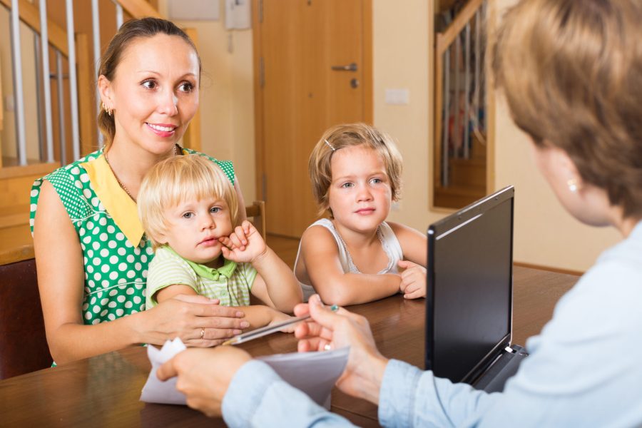 Най-честите тревоги на родителите при избор на детегледачка – и как да ги преодолеем